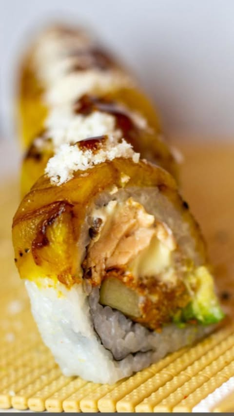 Roll con cubierta de plátano maduro, parmesano y salmón