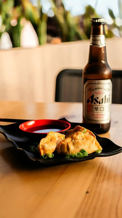 Gyozas caseras con salsa y cerveza Asahi